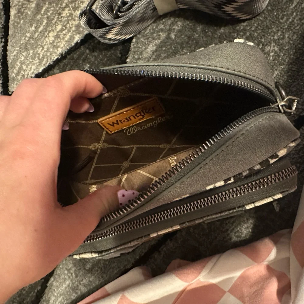 WRANGLER CROSSBODY/WALLET BAG - Picture 3 of 5